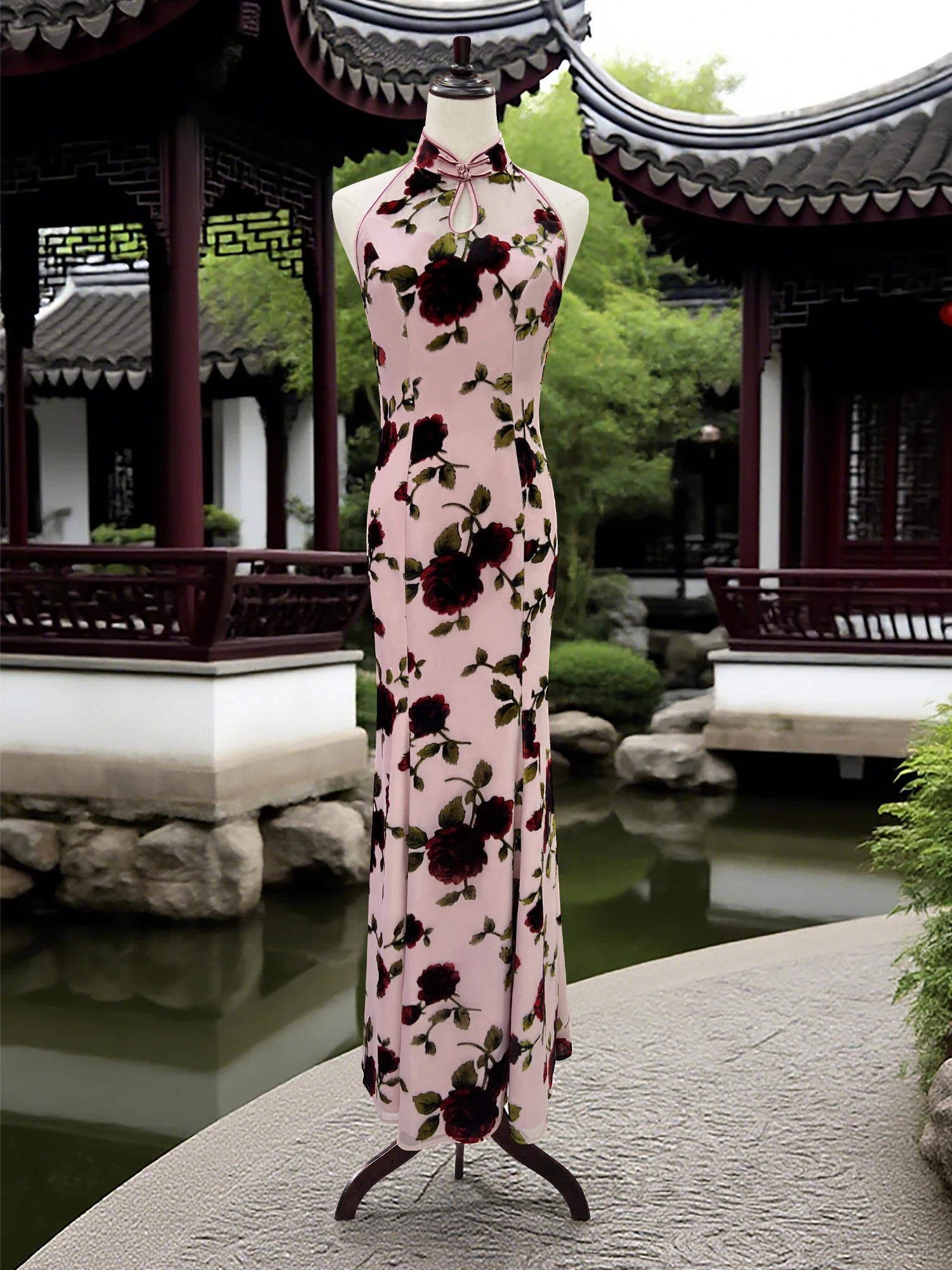 النمط الصيني الجديد تحسين تشيباو تنورة طويلة المخملية الوردية بلا أكمام مطبوعة تنورة ذيل السمكة ضئيلة