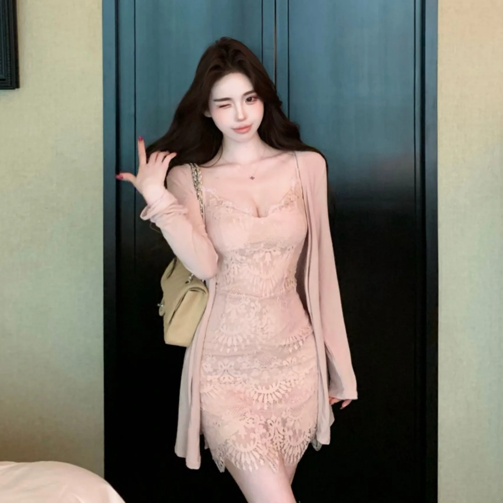 

Кружевное платье с вышивкой Ele, длинными атфасами и юбкой. Женский сексуальный костюм Pure Desire Sle. Подсветка тела.