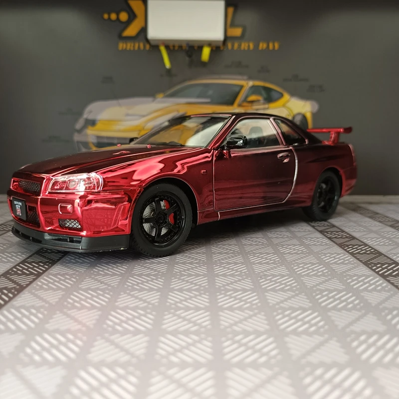 

Модель автомобиля Nissan GT-R34 из сплава металла в масштабе 1:24 с имитацией звуковых и световых эффектов, богатой детализацией, высоким качеством изготовления и отличным качеством.
