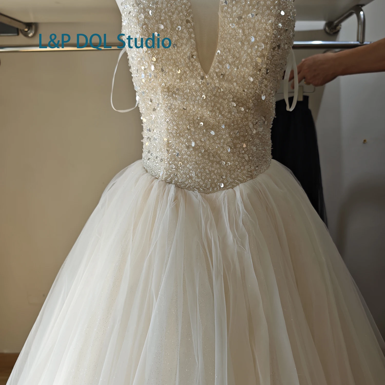 L&P DQL スタジオ ウェディングドレス ハイウエスト ボールガウン ブライダルガウン ライトシャンパン シャイニング ビーズ スパンコール レースアップバック