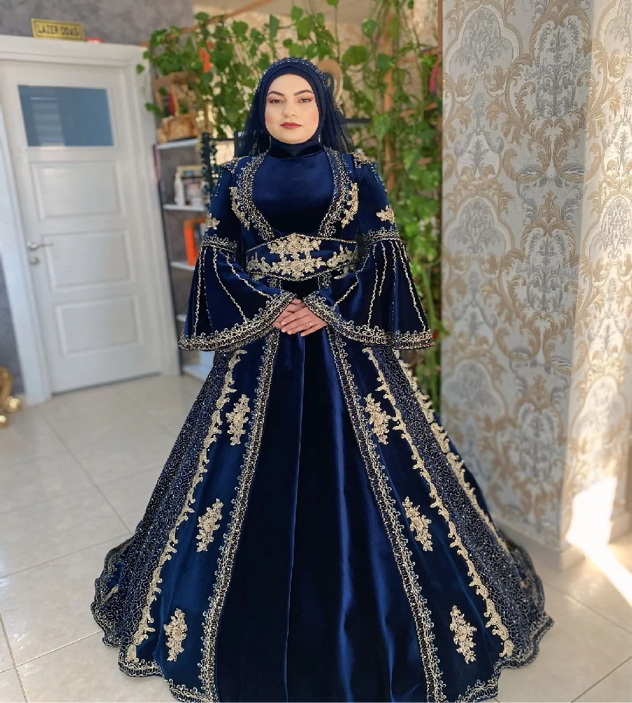 Wunderschönes osmanisches türkisches Hochzeitskleid mit goldenen Applikationen, elegantes muslimisches arabisches Brautkleid 2025, luxuriöses marokkanisches Maßgeschneidertes