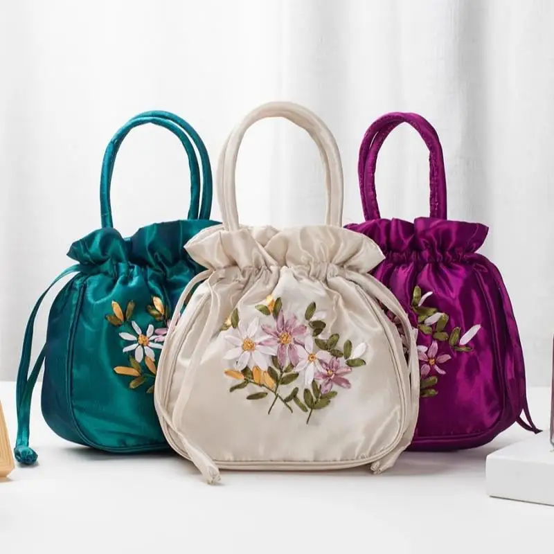 

Exquisite Hand Embroidered Handbag Casual Chic Women's Tote Bag for op Mobile Phone Change Handbag Floral Pattern