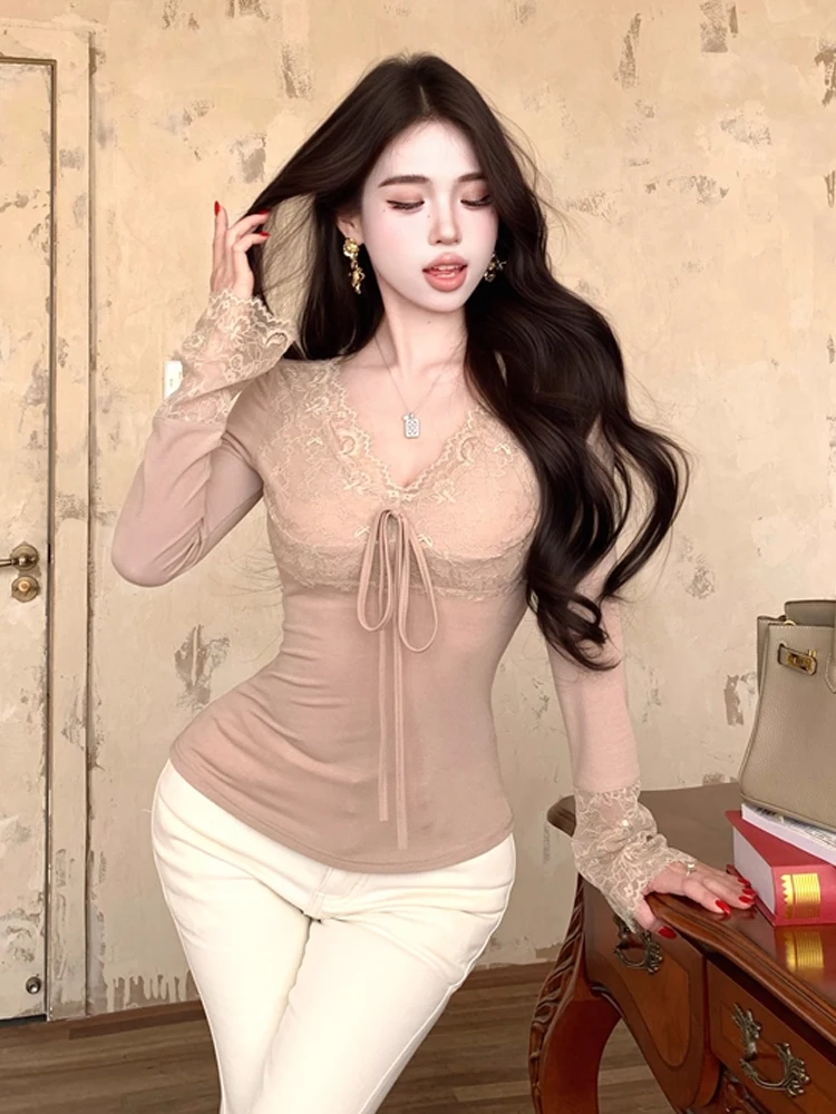 Eleganckie, codzienne damskie bluzki z prześwitującą, seksowną koronką, dekolt w serek, dopasowana bluzka, gładka koszulka z długim rękawem, modna odzież damska, styl uliczny.