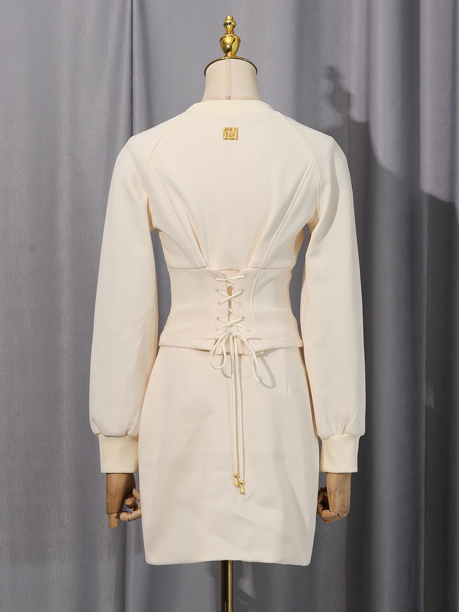 ชุดเซ็ทสองชิ้นสไตล์ออฟฟิศ VGH สำหรับผู้หญิง เสื้อคาร์ดิแกนคอโอ แขนยาว แต่งผ้าลูกไม้ด้านหลัง กระโปรงมินิสั้นเอวสูง ชุดสูทสีพื้นสำหรับผู้หญิง