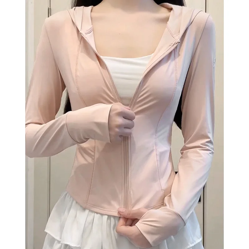 Roupa Feminina de Verão em Seda Rosa com Proteção UV, Ajuste Justo, Top Curto para Atividades ao Ar Livre, Moda e Proteção Solar