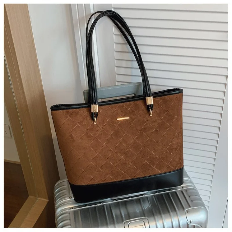 Tas Selempang Cantik Untuk Wanita Desainer Minimalis Clutch Kulit Dengan Tali Pergelangan Tangan Yang Nyaman Dan Aman