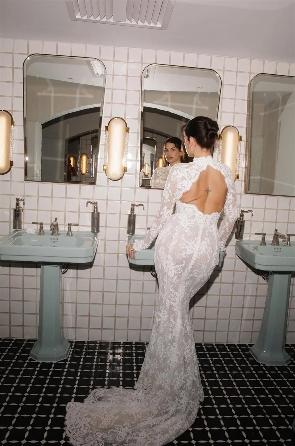 طوكيو مخصص الأبيض عالية العنق فساتين الزفاف طويلة الأكمام عارية الذراعين أثواب الزفاف أنيقة قطار المحكمة الدانتيل أثواب الزفاف