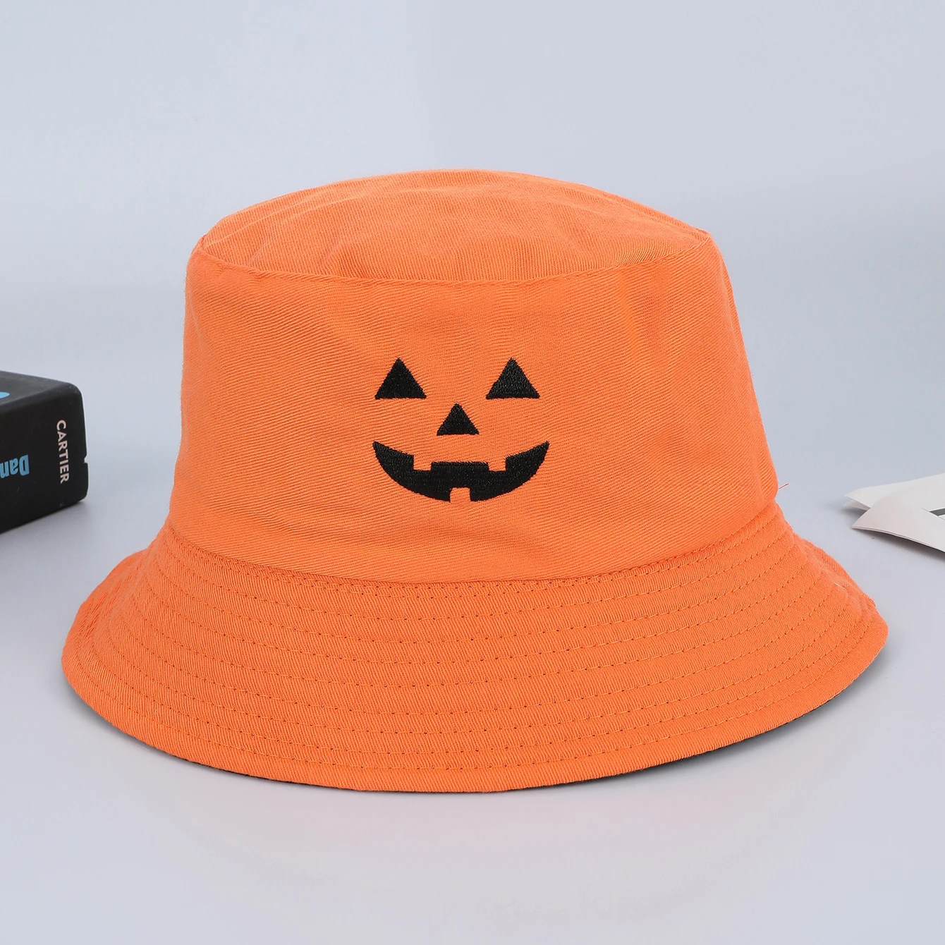 Nieuwe geborduurde, lachende vissershoed met Halloween-thema, modieuze en veelzijdige dubbelzijdige zonneschermwastafelhoed