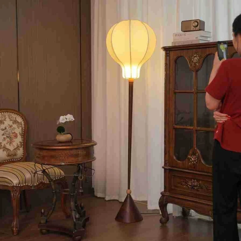 

Solid wood fabric floor lamp bedroom living room high-end atmosphere lamp American vertical lamp