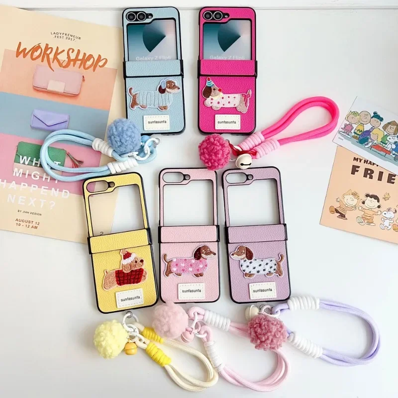 Funda de teléfono de cuero con correa para muñeca de perro salchicha de dibujos animados bonitos y creativos para Samsung Galaxy Z Flip 7 6 5 4 3 funda protectora a prueba de golpes