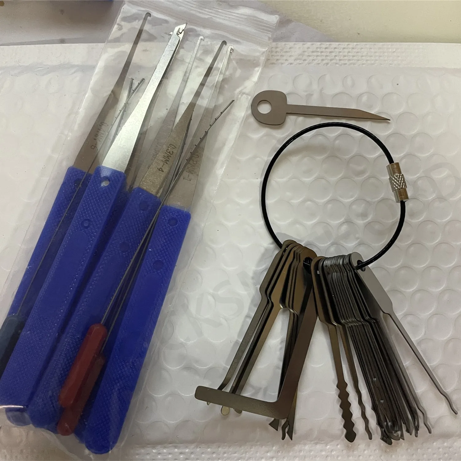 Picture 3: 35PCS Broken Key Extractor Set Locksmith Tools Kit Key Remove Removal Hooks With lockpick bigginer tools