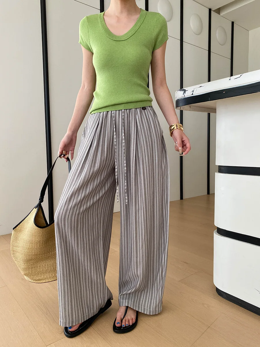 Sommerliche gestreifte, locker sitzende Freizeithose mit hoher Taille für Damen – Detail 18