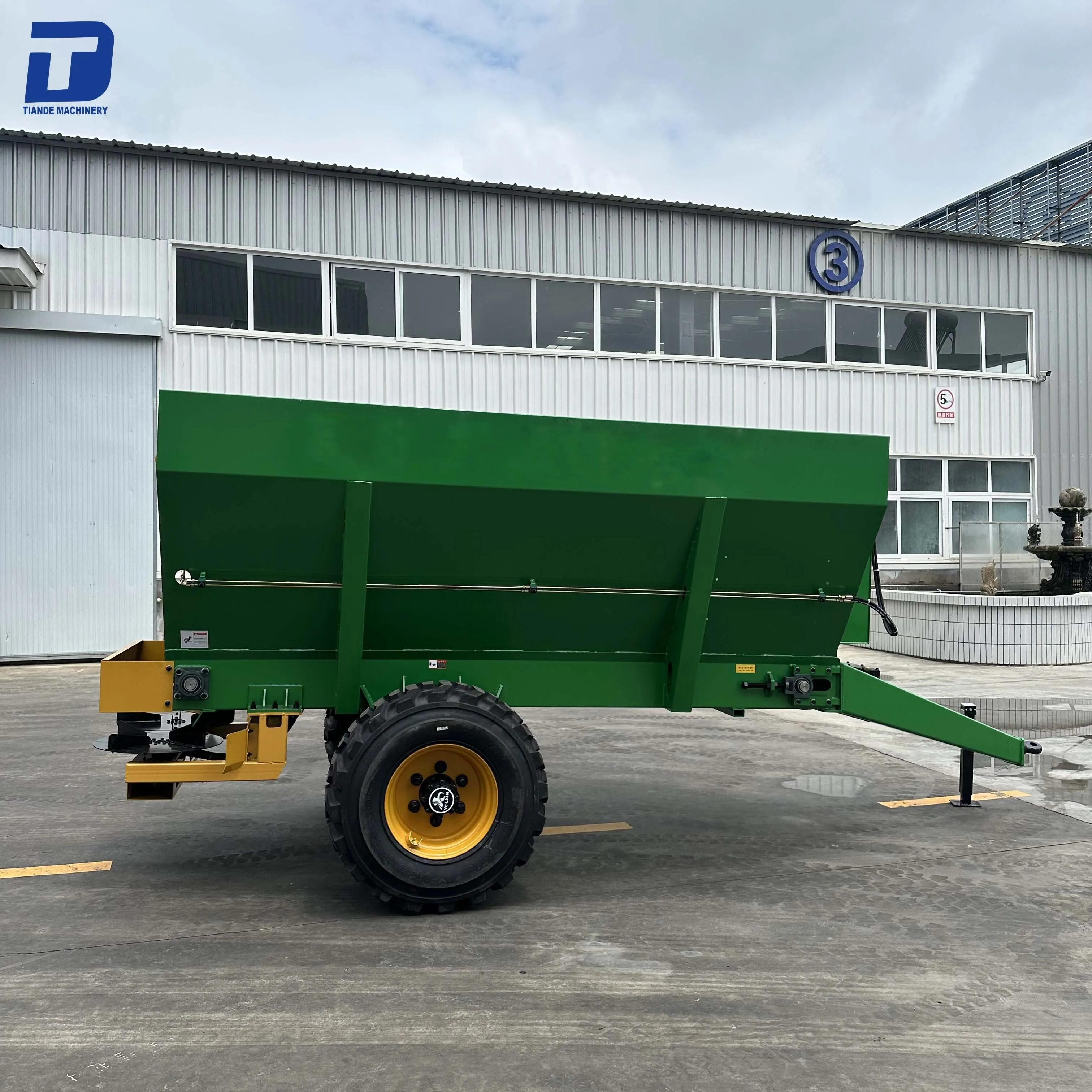 Five Cubes Manure Compost Granular Organic Lime Fertilizer Spreader Double-Disc Manure Spreading Truck