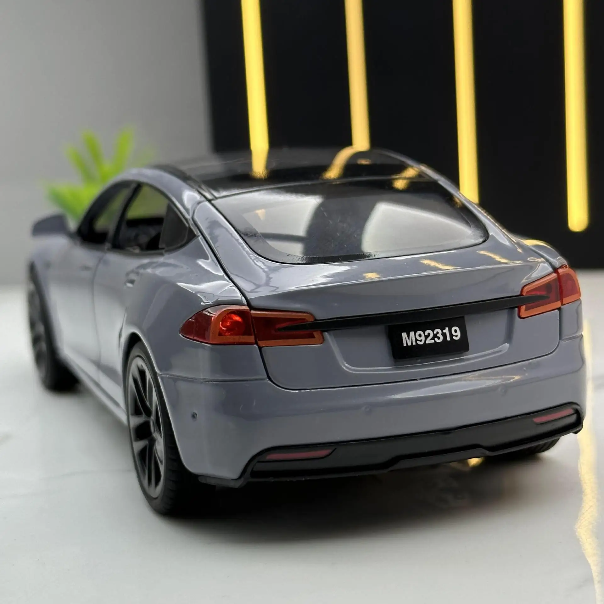 1:24 Tesla Model S Miniatures Simulation Alloy Metal Diecast Model Car Sound & Light car Toys for Kids Gifts for Boyfriend C270