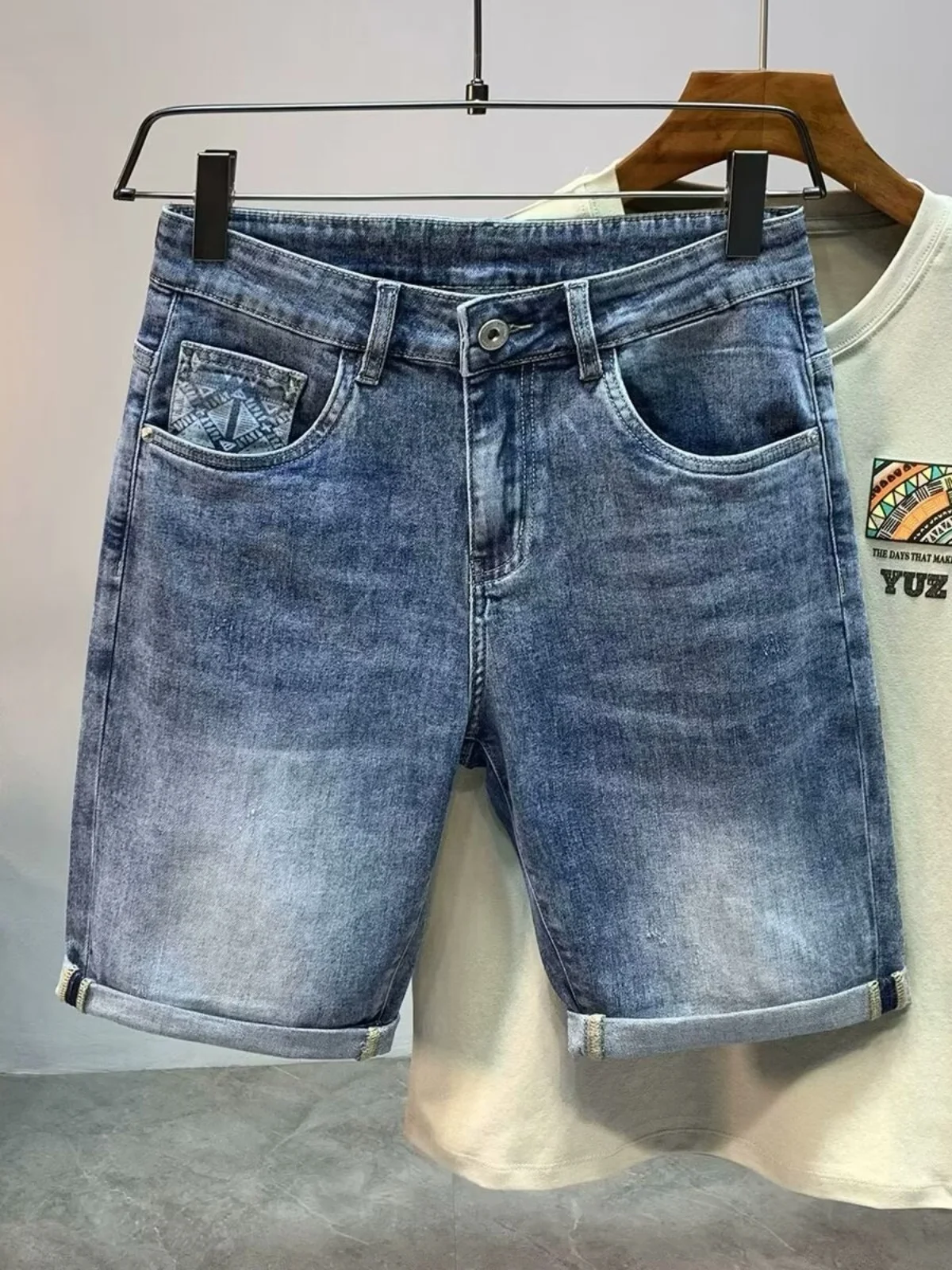 

Новые летние мужские джинсовые шорты Slim Fit из мягкого эластичного денима с модным принтом, повседневные, с завышенной талией, молодежные, стильные