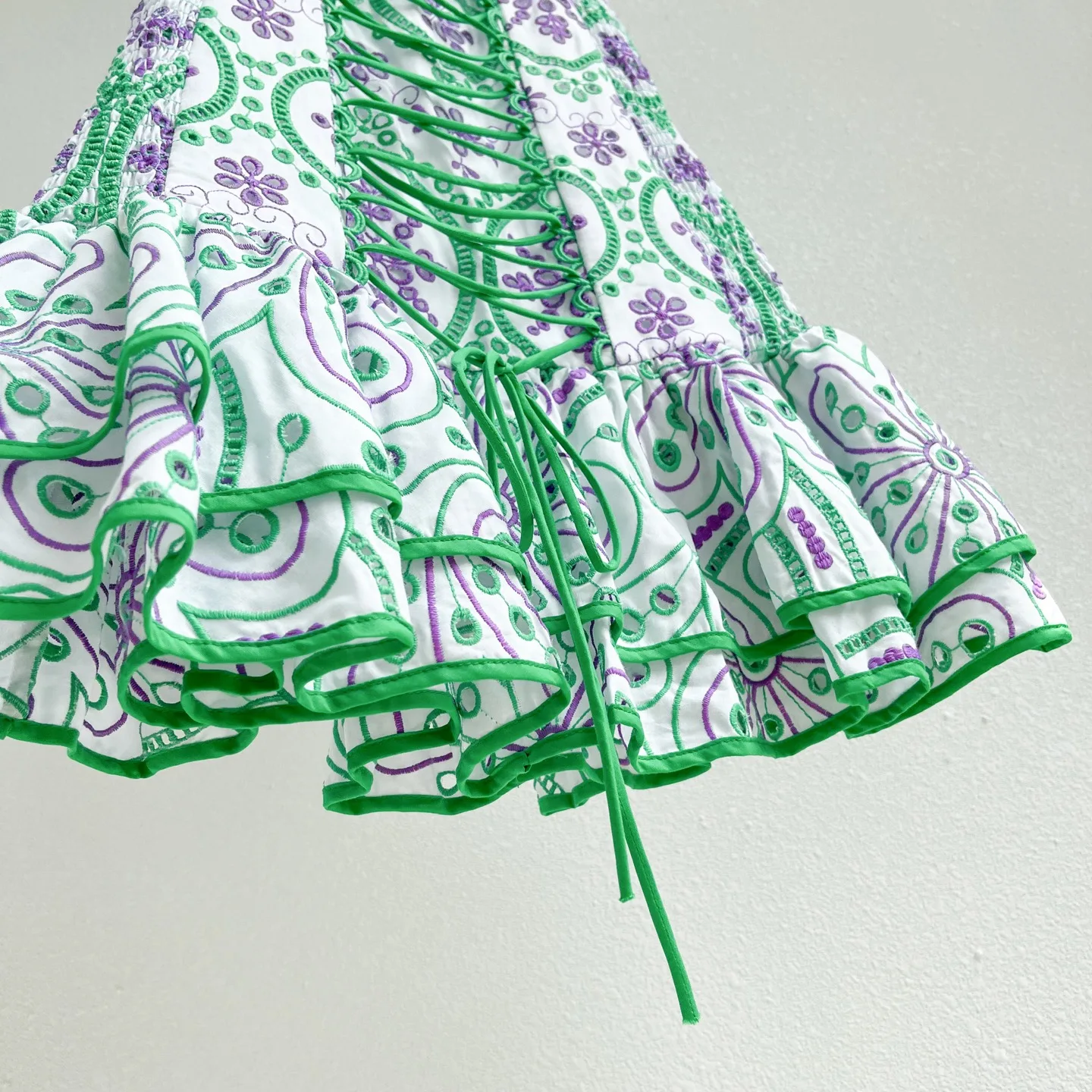 Sukienka damska na wiosnę i lato, dopasowana, elegancka, haftowana, z kwiatowym wzorem, kwadratowy dekolt, bufiaste rękawy, falbana na dole, styl wakacyjny, wysoka jakość.