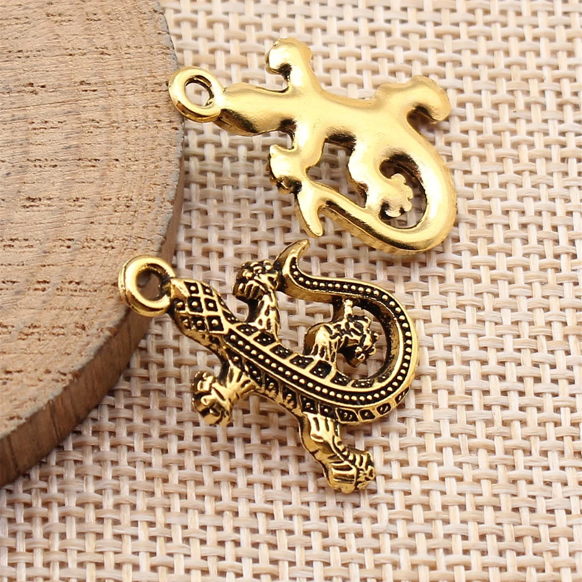 

20 шт., 25x18 мм (0,98x0,71 дюйма), 3 цвета: античная бронза, античное золото, античное серебро, подвески-брелоки в форме ящерицы