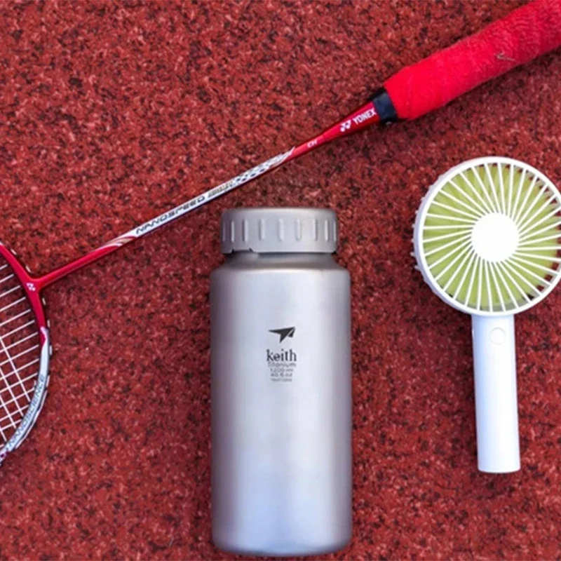 زجاجة مياه رياضية من كيث تيتانيوم - 0.9 لتر/1.2 لتر أدوات شرب للتخييم في الهواء الطلق بسعة كبيرة مع غلاية واسعة الفم غير ملولبة