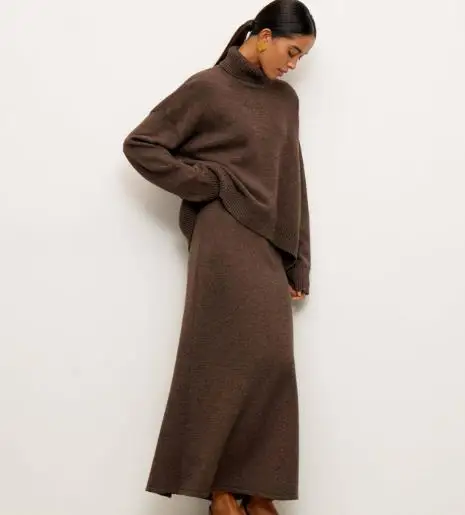 2025 خريف/شتاء جديد المرأة موضة عادية نصف الياقة العالية توب سليم صالح ألف خط تنورة قطعتين مجموعة ملابس نسائية