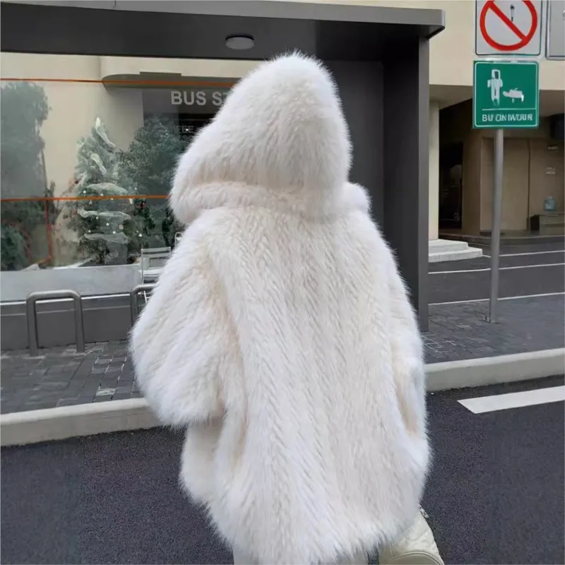 A new style of large-sized loose and fluffy women's coat with combination large cap fur
