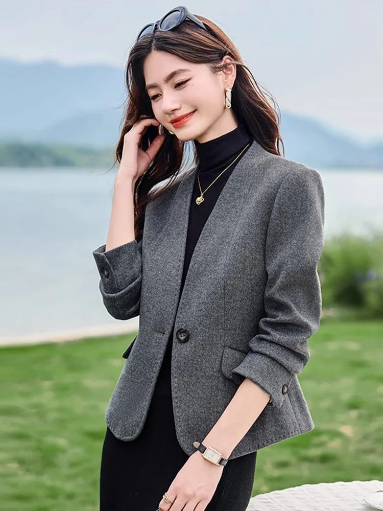 

Серый шерстяной пиджак женский осенне-зимний укороченный без воротника приталенный твидовый в западном стиле с пуговицами и карманами, с длинными рукавами, V-образный вырез