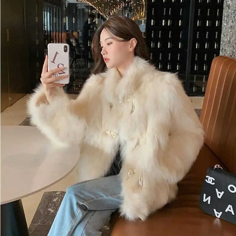 Abrigo de piel para mujer, chaqueta nueva de invierno 2025, cuello levantado con botones de perlas y abrigo de algodón