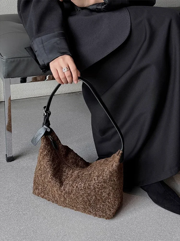 

Stylish and simple leopard print lunch box armpit bag