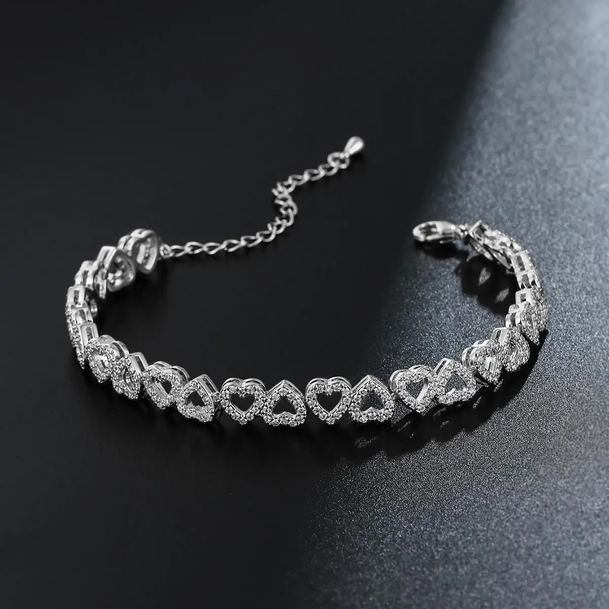 

Girls' High-grade Diamond-encrusted Bracelet Is Simple and Fashionable, Light and Luxurious Girls' High-grade Super Adjusted.