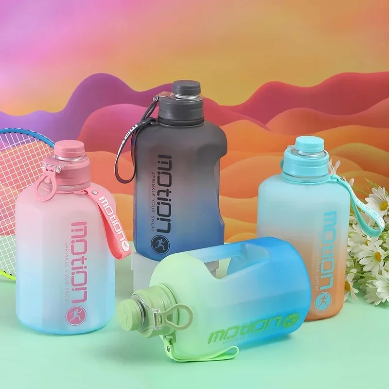 

2-литровая спортивная бутылка для воды с соломой, большая емкость для фитнеса со шкалой, градиентный чайник, уличная пластиковая портативная бутылка для воды