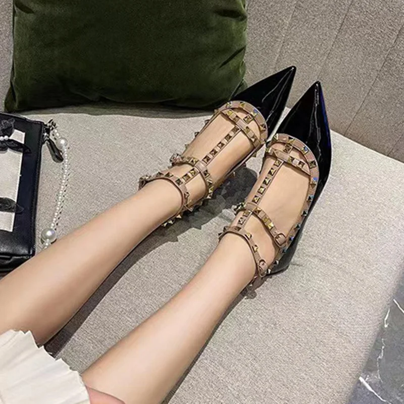 Kobiety modne pasek w kształcie litery T klamra nabijane sandały szpiczasty nosek Chaussure złoty srebrny szary Litchi płaskie buty skórzane i