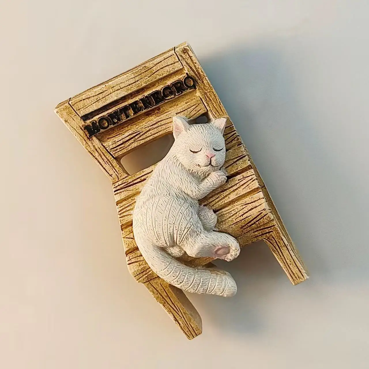 Фото Сувенир из Черногории: креативный 3D-магнит на холодильник в виде милого котенка на стульчике