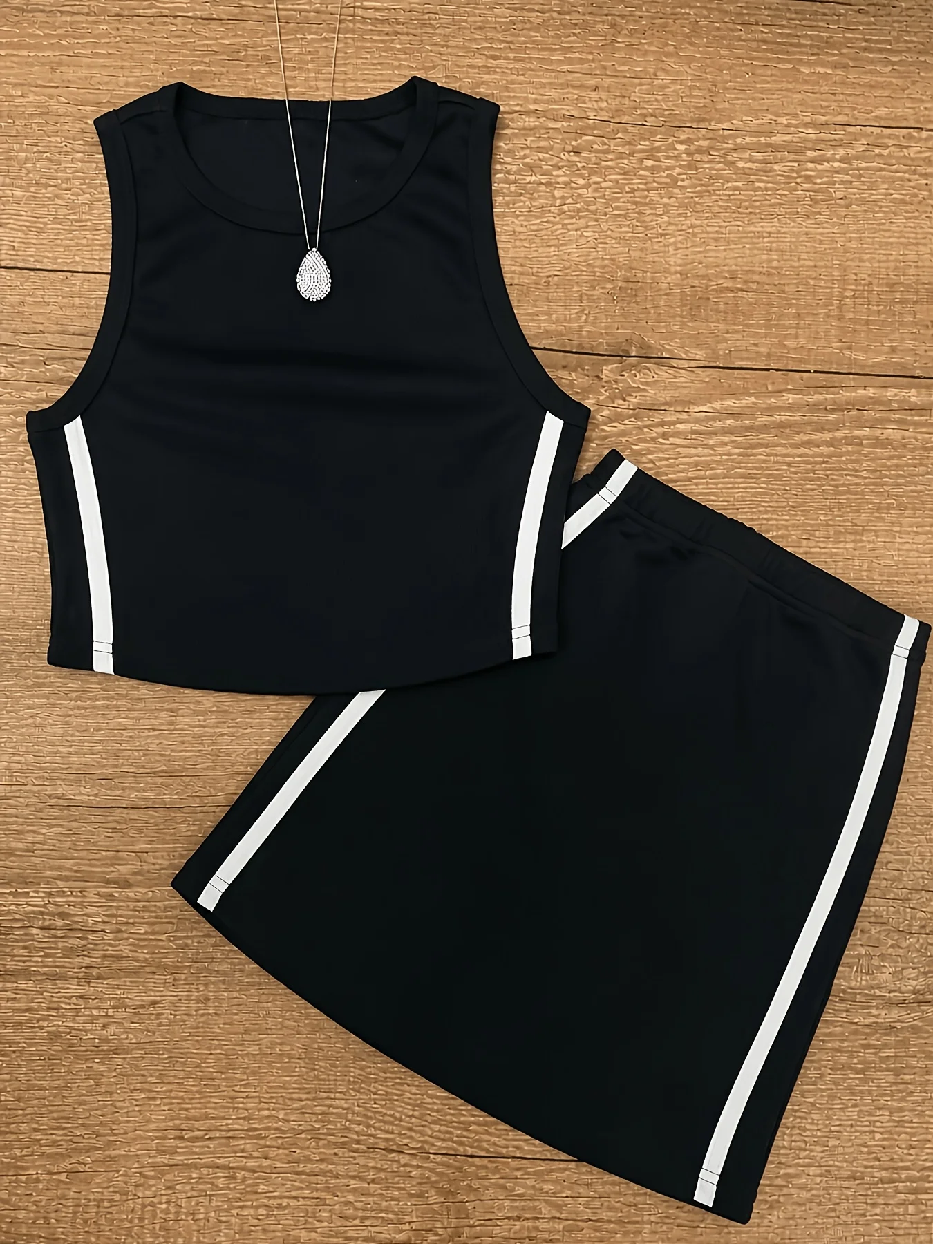 Damen Freizeit-Set: Ärmelloses Kurztop mit Hochgeschnittenem Slim-Fit Rock, Zweiteiliges Ensemble