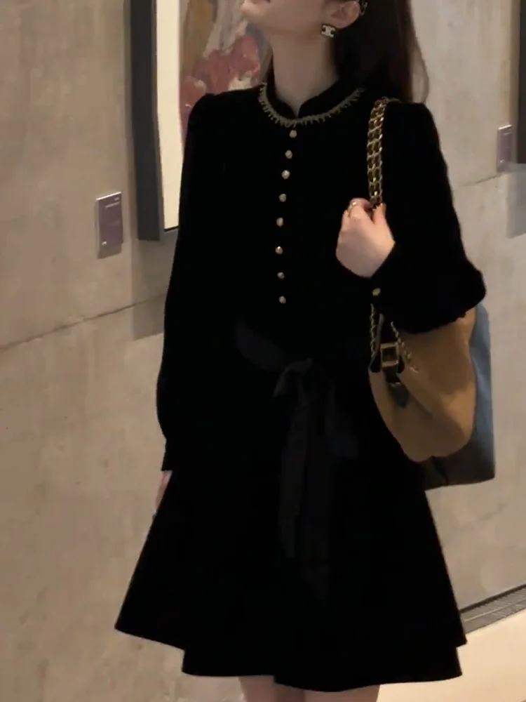 

Ретро-платье в стиле Хепберн из черного бархата, осенняя новинка, большие размеры, элегантная короткая юбка, женское, французский стиль, свободный крой, А-силуэт