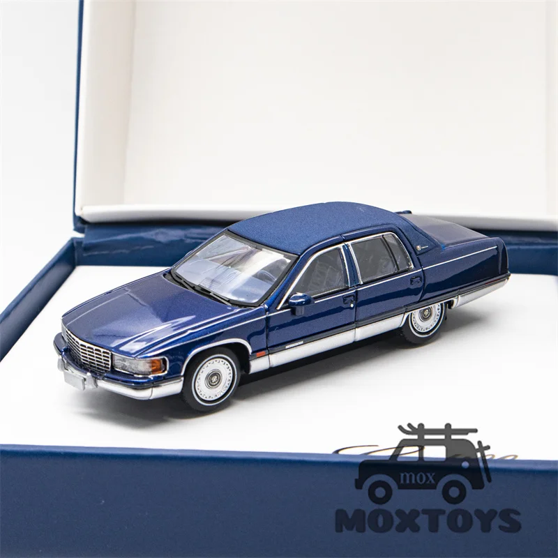 GOC 1:64 Fleetwood Brougham Diecast Model Car