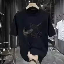 Camiseta de manga corta de moda para hombre con estampados de letras llamativos y un corte ajustado destaca la figura. Casual pero de moda.