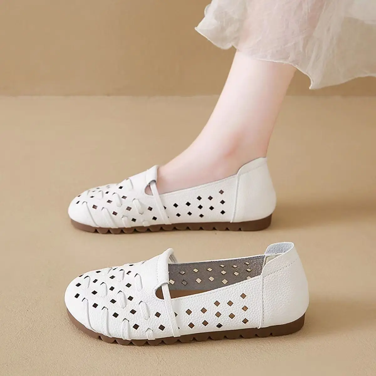 

2025 Summer New Casual Women'S Flat Hollowed-Out Croaker Mom Shoe Soft Leather Comfortable Single Shoe