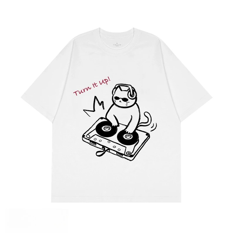 Camiseta Oversized com Estampa de Gato DJ Desenhada à Mão, Estilo Casual Streetwear, Manga Curta para Homens e Mulheres - Coleção Verão 2026