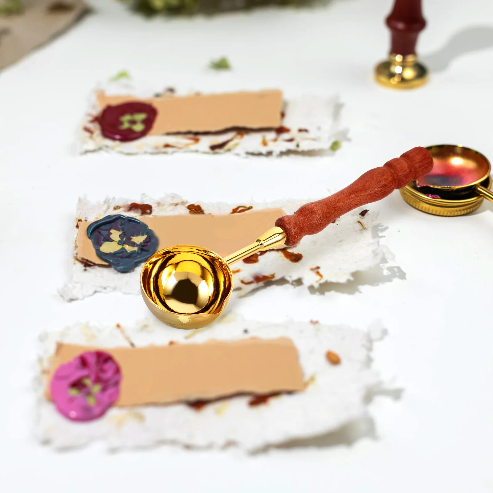 

Portable Golden Roman Design Reusable Easy Portable Wax Spoon Clean Spoon For Stamp Wax Seal Tool Wooden Handle