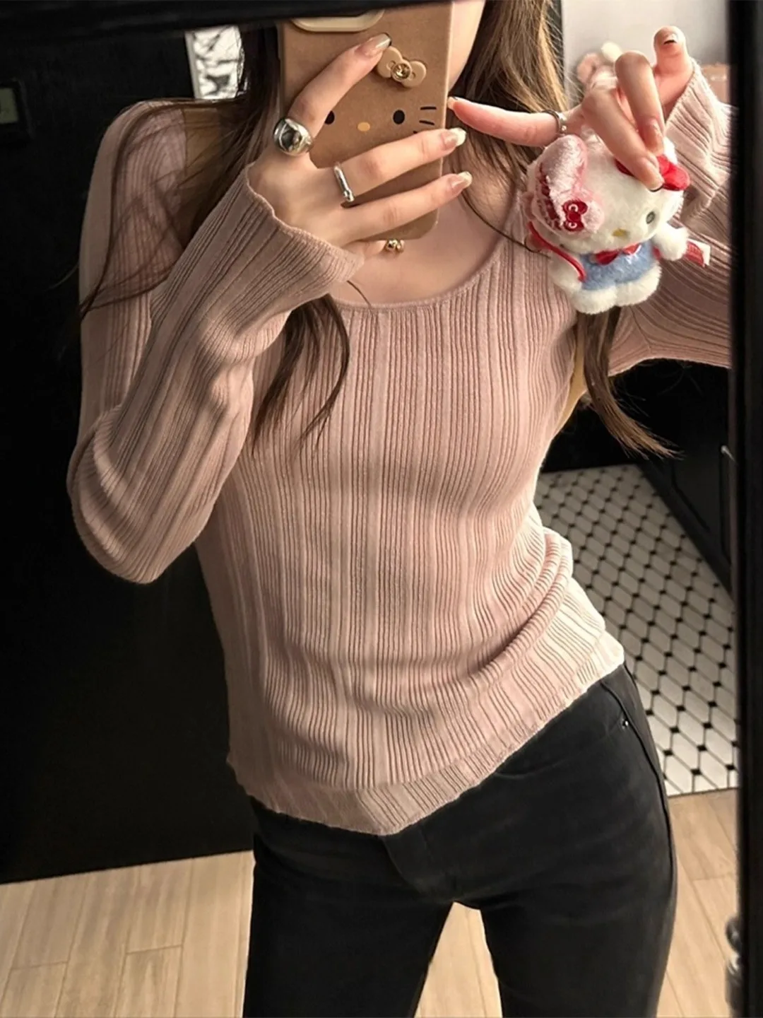 Koreańska koszulka damska z długim rękawem, w paski, dopasowana, dzianinowa, bazowa, idealna jako bielizna na jesień 2025.