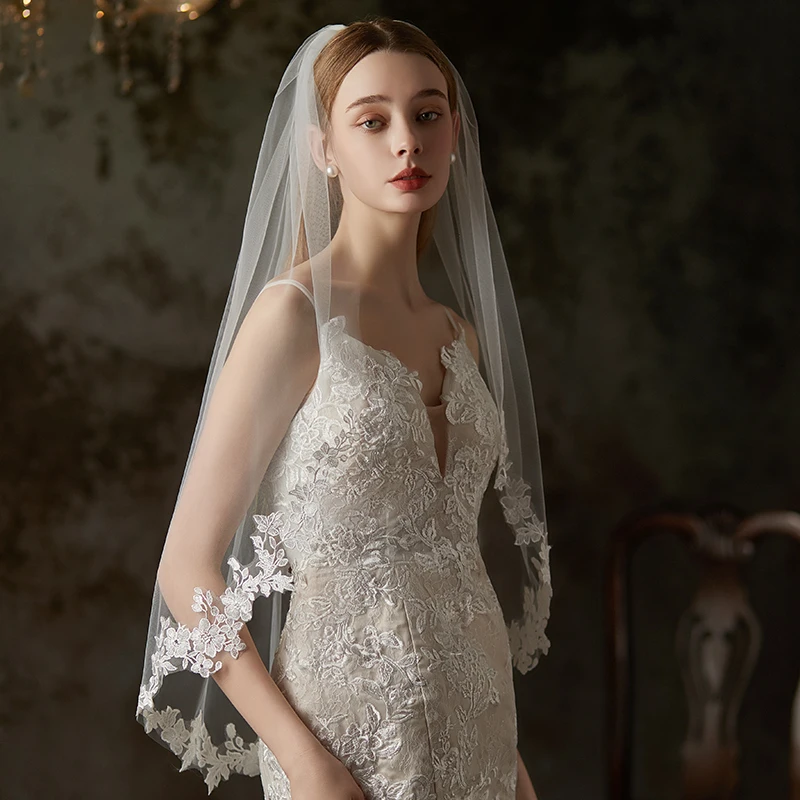 V775 Elegant Wedding Bridal Veil One-Layer Tulle Lace Appliqued Edge Handmade Brides to Be White  Headdress Veil with Hair Comb