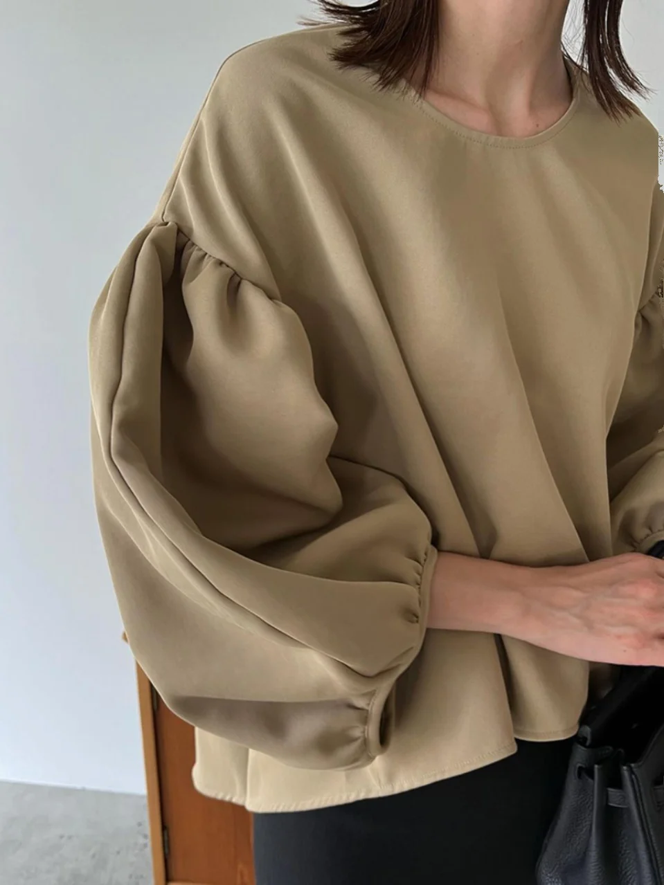 

Short Back Long Front Seven-Quarter Bubble Sleeve round Neck Women's Shirt Sakura Hineni Design Casual Commute Style Polyeste...