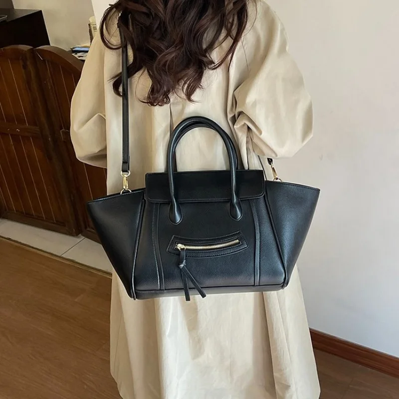 

Modish Women's Handbag Made Of Split Leather Boasting Casual Costa Rica Trendy Spacious Soft Daily Look