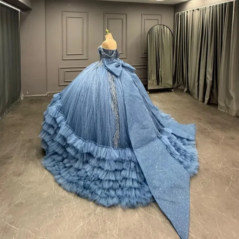 Robes de Quinceanera bleu brillant personnalisées, épaules dénudées, paillettes appliquées, nœud superposé en dentelle, longue queue, 15