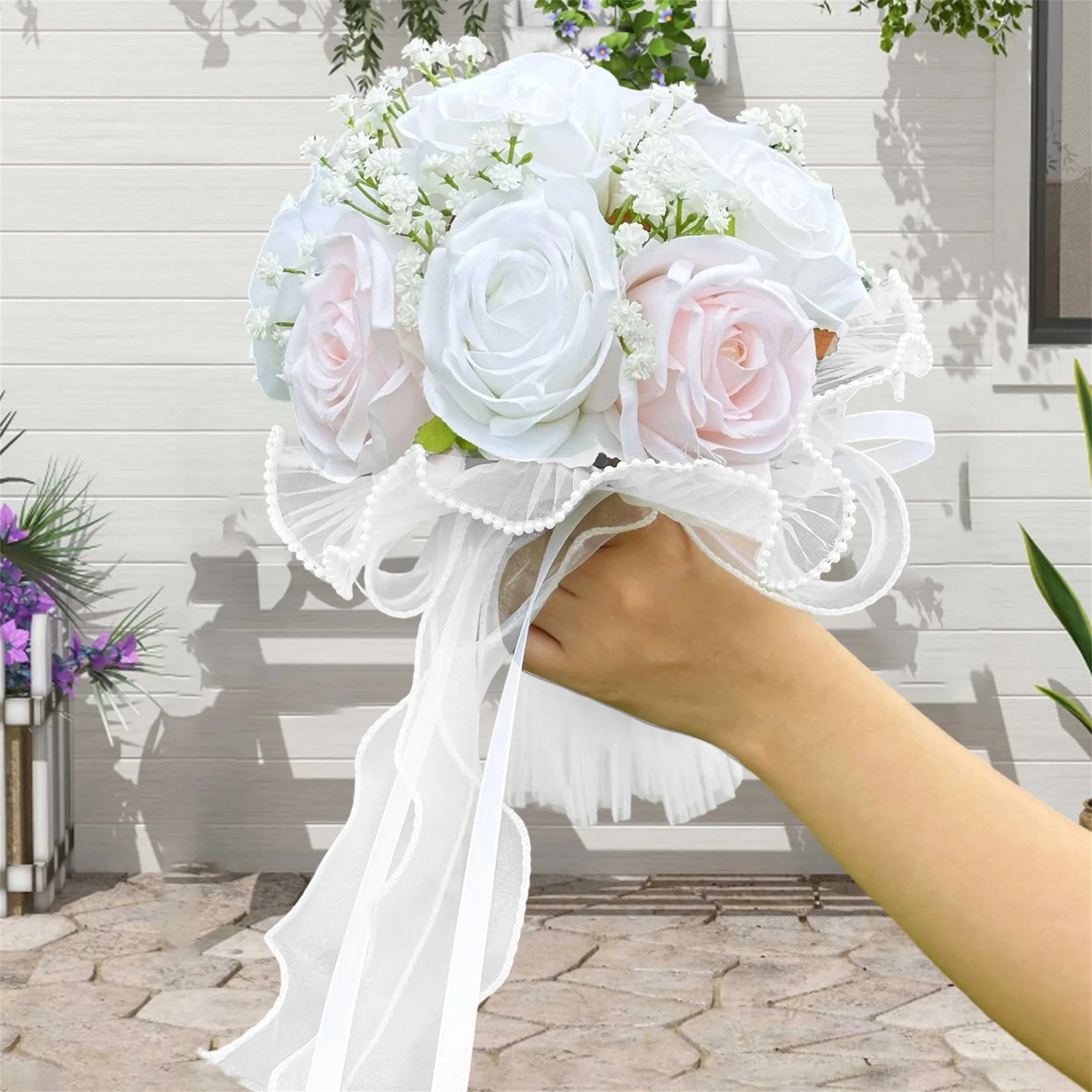 Buket Mawar Elegan dengan Aksen Berlian Imitasi dan Pita Satin untuk Dekorasi Upacara Pernikahan dan Resepsi