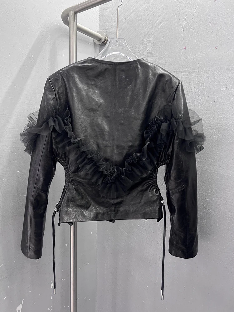 Lautaro Giacca primaverile in pelle patchwork di pizzo nero corto da donna con scollo a V profondo scavato in vita Abiti Emo di design di lusso