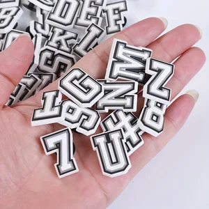 Preto e Branco Alfabeto Sapato Charme, PVC Sapato Acessório para Crocs, Pulseira, Chinelo, DIY Acessórios, Presentes para Holiday Party, 1Pc 6 principais vendas crocs branco original - №6