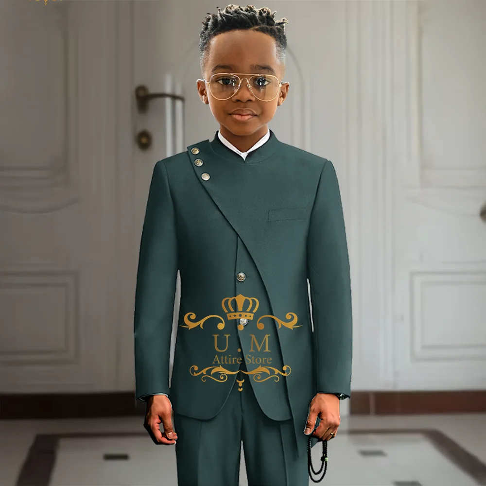 Elegancki garnitur chłopięcy w stylu formalnym, czarny, dwuczęściowy, z srebrnymi guzikami, marynarka i spodnie, szyty na miarę, idealny na wesele, dla drużby, urodziny, imprezę szkolną, strój na przyjęcie.