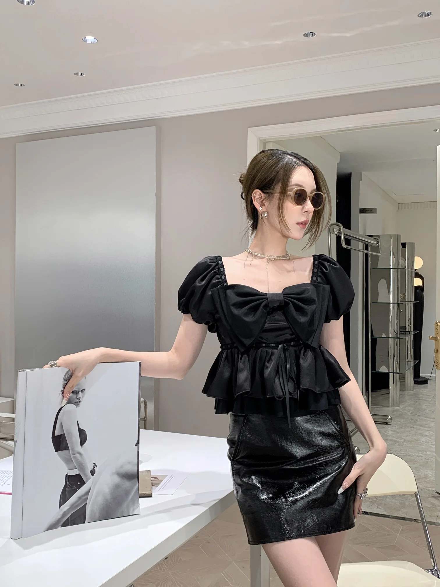 2024 Summer New High Quality Women's Wear Black elegant bow bubble sleeve lace hem top 0610