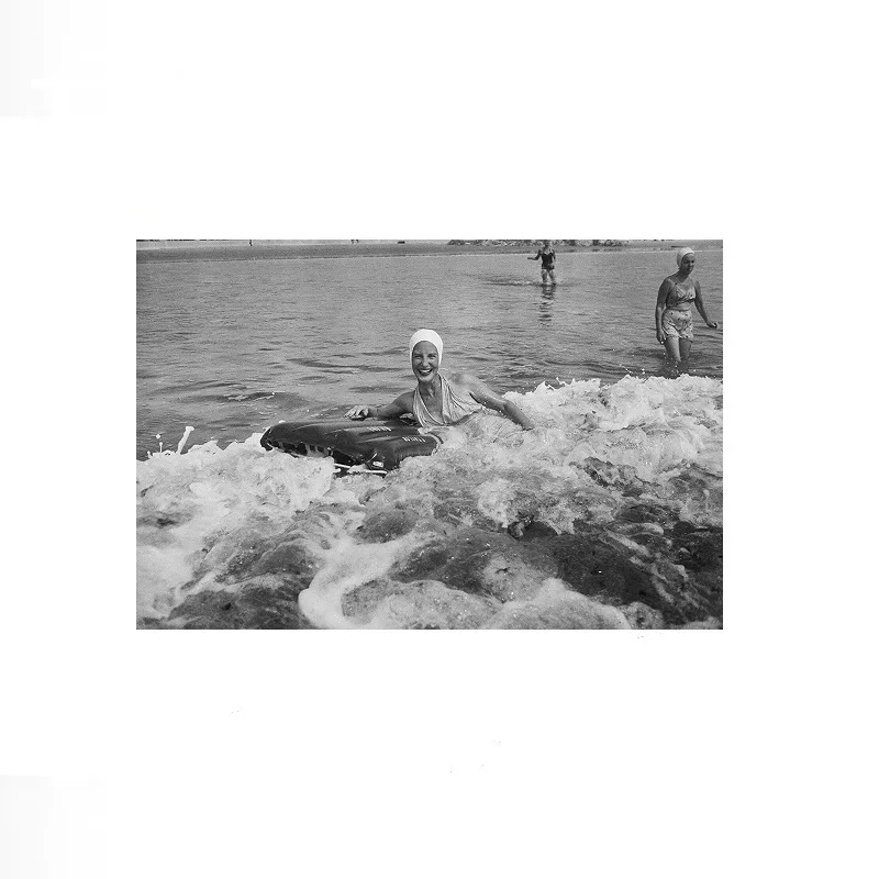 Slim Aarons 'Bailey's Beach, Newport', Print Art Canvas Poster, Living Room, Home Wall Decor Picture