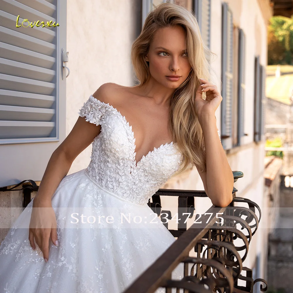 ชุดแต่งงานทรงเอไลน์สไตล์โรแมนติก คอวี แขนตก  ประดับลูกไม้  งานฝีมือสุดชิค  ตัดเย็บตามสั่ง